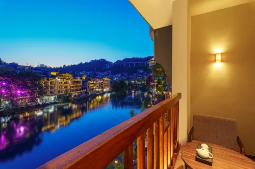 Banjiang Weiyun Riverview Healing Homestay (Nanhua Bridge, Fenghuang Ancient City)