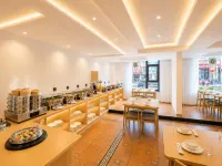 Ruixi Langan Hotel (Ganzi County Gesar Kingdom Scenic Area | White Pagoda Park Scenic Area Branch) - parking