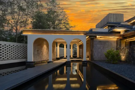 San Zhai Yi Jie Hot Spring Resort Hotel Отели рядом с достопримечательностью «Beihai Wetland»