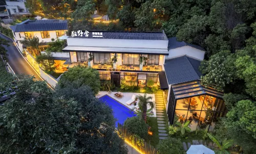 Shining moon hotel