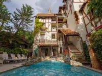 Le Charcoa Hotel Hotels near Chedi Luang Temple