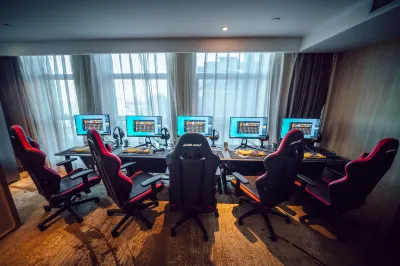 Yuhua E-sports Hotel (Zhengzhou East High-speed Railway Station)