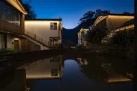 Aromatic Hotel with Snow Mountain View - maisons de vacances