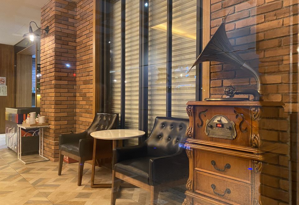 후아 샹 호텔의 깨끗하고 모던한 로비 이미지