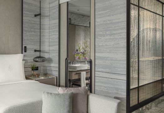 행주 센터의 포시즌스 호텔 행주의 고급스러운 객실 내부 모습