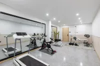 Qingmu Platinum Hotel (Nanjing Shuiximen Street Mochouhu Subway Station Shop)