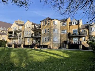 Top Floor En-Suite Double Rooms In Eton With Great View Of Windsor Castle & Free Parking Hotels in Eton