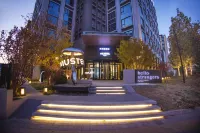 MUSTEL Hotel of Beijing MTGShangAnDiTieZhan Hotels near Qinglong Lake Waterfront Wetland Park