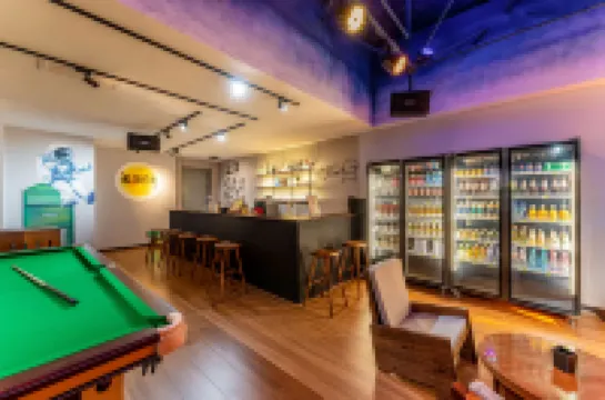 青墨年華ユースホステル（鐘樓地下鉄駅）