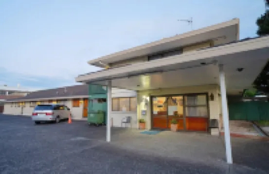 ديوكس ميدواي لودج Hotels near أونيونغا