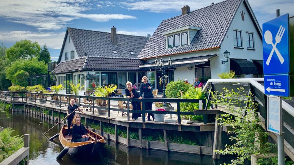 De Dames van de Jonge Giethoorn Hotel Old Village