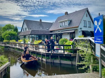 De Dames van de Jonge Giethoorn Hotel Old Village Hotels in 