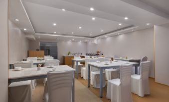 Yijia International Hotel (Guanggu Pedestrian Street Guanshan Avenue Subway Station)