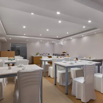 Yijia International Hotel (Guanggu Pedestrian Street Guanshan Avenue Subway Station) Отели рядом с достопримечательностью «Южный Китайский национальный университет-Северный 2-й ворота»