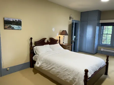 Vancouver West Spanish Banks Beach Seaview Villa (next to UBC) Отели рядом с достопримечательностью «Maple Tree Square»