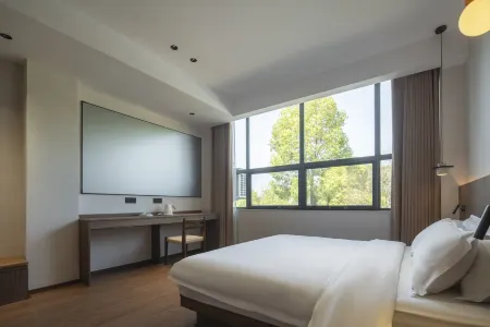 Floral Hotel·Find peace Hotel(Jingdezhen Sanbao Road Store) Отели в г. Цзиндечжэнь