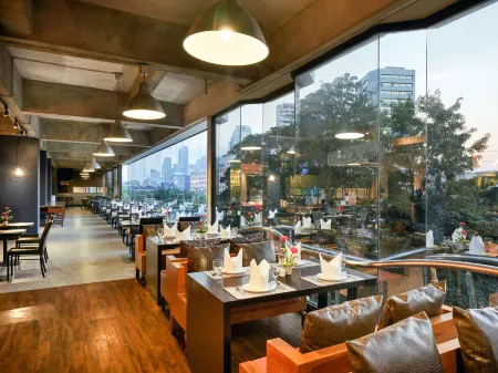 Graph Hotels Отели рядом с достопримечательностью «Wat Suan Mokkh»