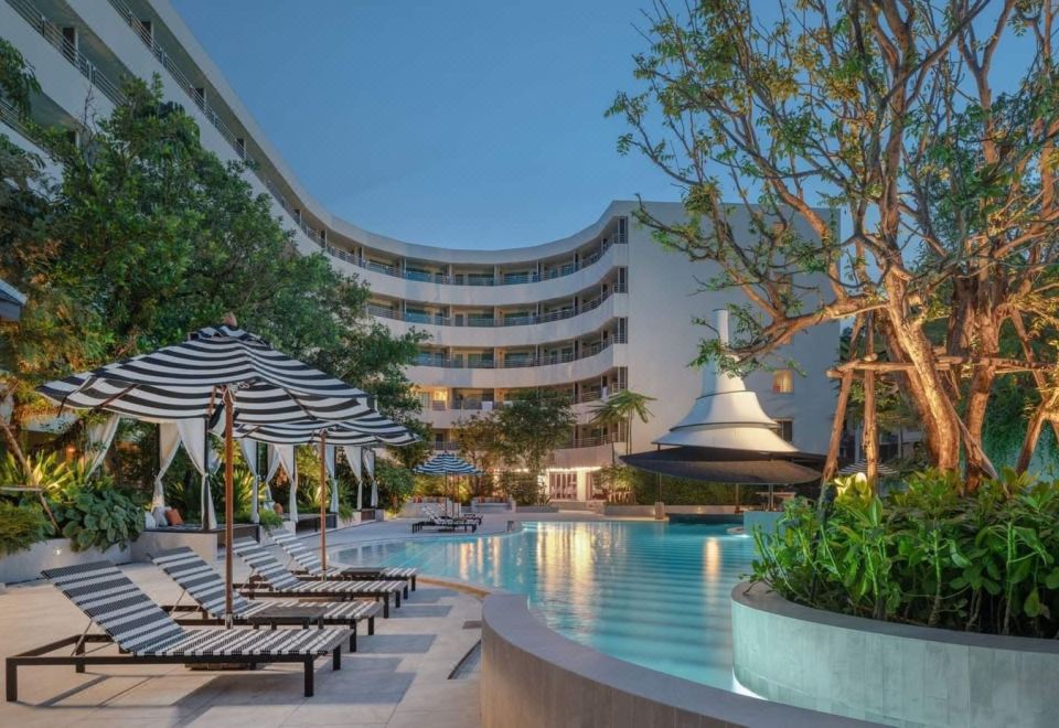 1. 더 로열 파라다..