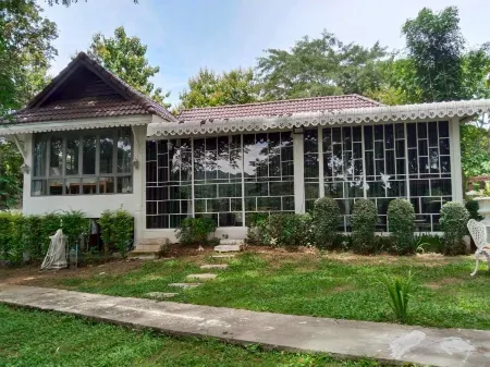 Aran Hostel Pasak Riverside kaeng khoi Отели рядом с достопримечательностью «Wat Walukaram»