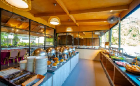 浪中島夏日海灣度假村