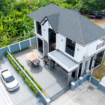 距離中天海灘5公里 + 現代英式三臥室泳池別墅 Wat Thepphabut附近的飯店