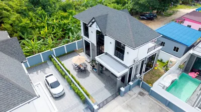 Modern 3BR British Pool Villa + 5KM Jomtien Beach Hôtels à : Huai Yai