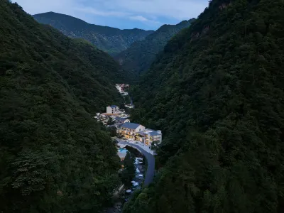 Only this fairyland, riverside sojourn designer art villa mountain lodging
