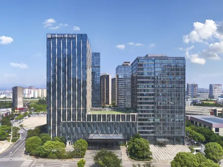 Wanda Realm Nanchang (Honggutan Wanda Plaza) Отели рядом с достопримечательностью «East China Institute of Technology Fenglin Campus»