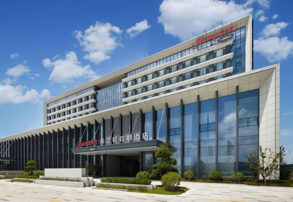 Hampton by Hilton의 세련된 호텔 로비 이미지