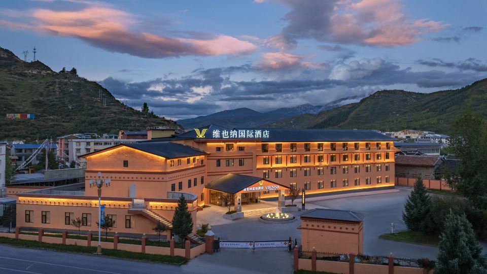 Vienna International Hotel (Huanglong Jiuzhai High-speed Railway Station Branch)