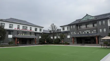 Mengshan dragon mist tea culture theme hotel Отели рядом с достопримечательностью «Heavenly Kingdom Scenic Area»