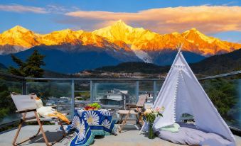 Lishang · Lumière Matinale | Golden Peaks Glow in Snow | Snow Mountain View Resort Homestay