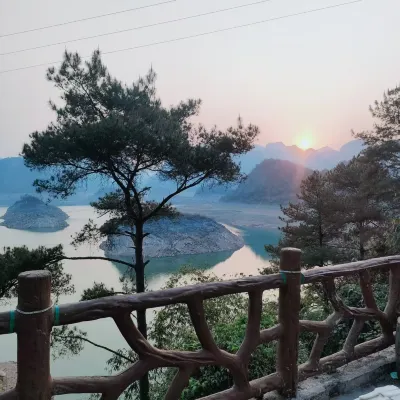 湖岸邊·Lake View|觀景美宿(桃花湖店) 鄰近桃源生態旅遊區-桃花湖的酒店