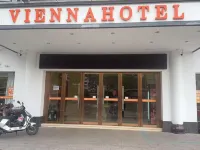 Vienna Hotel (Jinhua Municipal Government, Wanda Plaza) Hotels near Yueliangwan Park