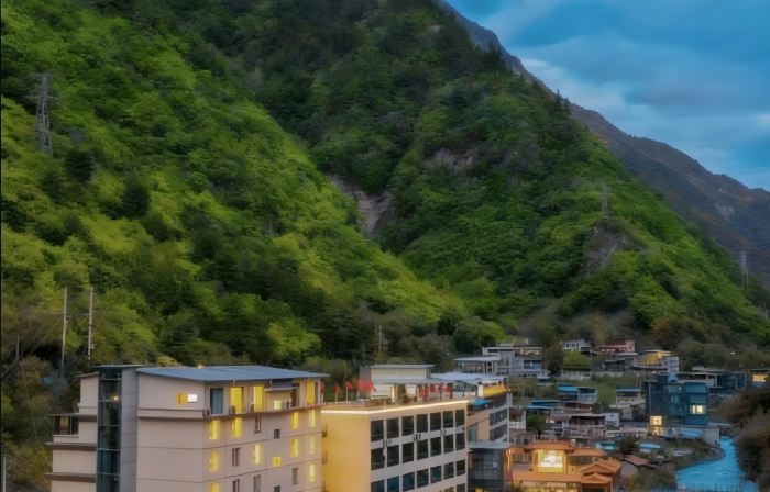 RelaxC Likuan·Hidden World Hot Spring Hotel (Bipenggou Scenic Area Branch)