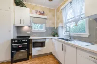 Easy Access & Cozy Room Near Train & Shops