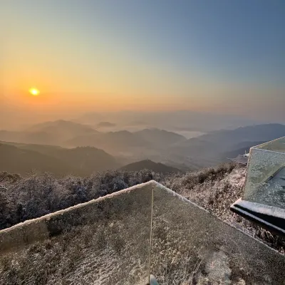 Fangyunshan CAMP · Sunrise Sea of Clouds Cliff Sunset Resort Camping Hotel 通天飛瀑周辺のホテル