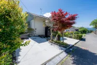 A modern Japanese-style inn with a view of Mt. Omuro｜ An Omuroyama