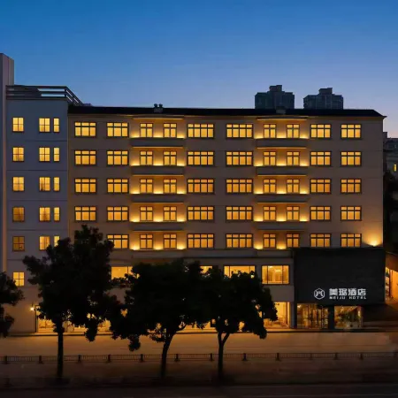 Golden Crown Business Hotel (Xinyang Railway Station, Tianrun Plaza)