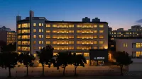 Golden Crown Business Hotel (Xinyang Railway Station, Tianrun Plaza)