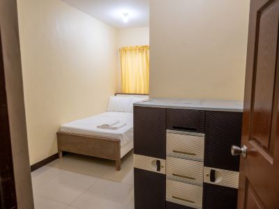 RedDoorz near University of Perpetual Help DALTA & Las Piñas City Hall