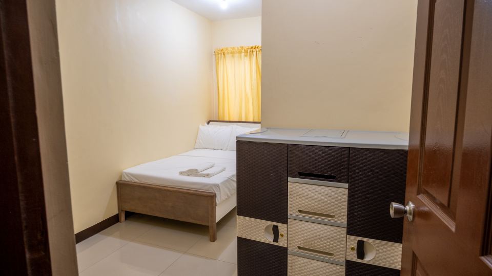 RedDoorz near University of Perpetual Help DALTA & Las Piñas City Hall