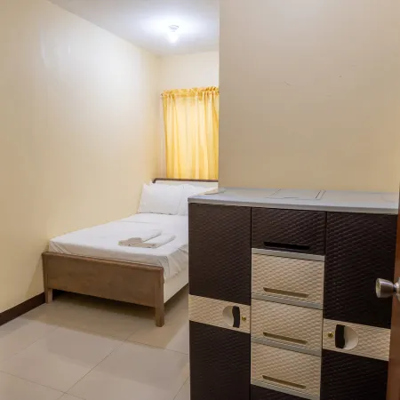 RedDoorz at Perpetual Tanguile Travellers Inn