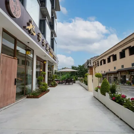 Qiyun Yayuan Garden Homestay (Moxi Town Hailuogou Glacier Forest Park Visitor Center)