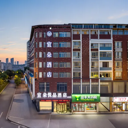 Xinglong Holiday Hotel (Liling Liquan Road Railway Station)
