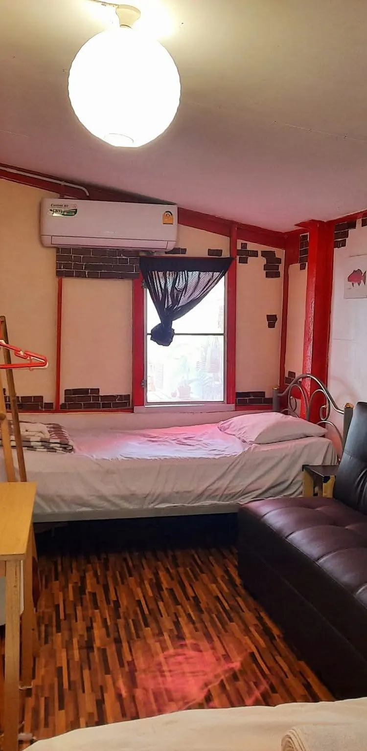 ห้องเตียงใหญ่ พร้อมห้องน้ำรวม และเครื่องปรับอากาศ