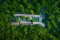 Waterfall Village Resort  호텔