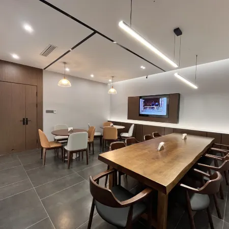 Lucy Hotel (Chongzhou Government Central Plaza)