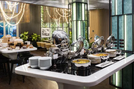 ibis Almaty Jetisu Отели рядом с достопримечательностью «Вознесенский кафедральный собор»