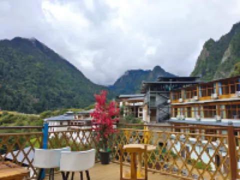 Meets Meili. No.1 Snow Mountain Villa Hotels near Ice Lake, Moirig Snow Mountain